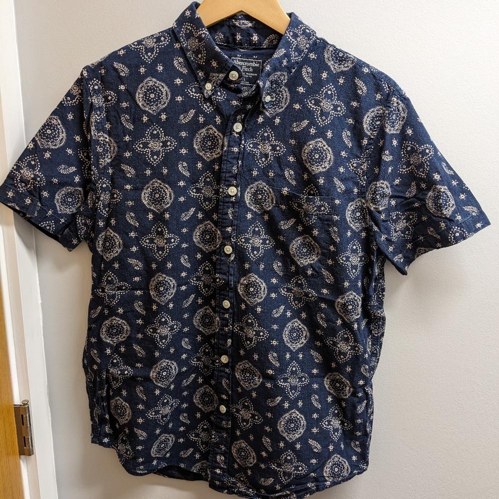 Men's Abercrombie Fitch blue Paisley chambray front pocket button up, L